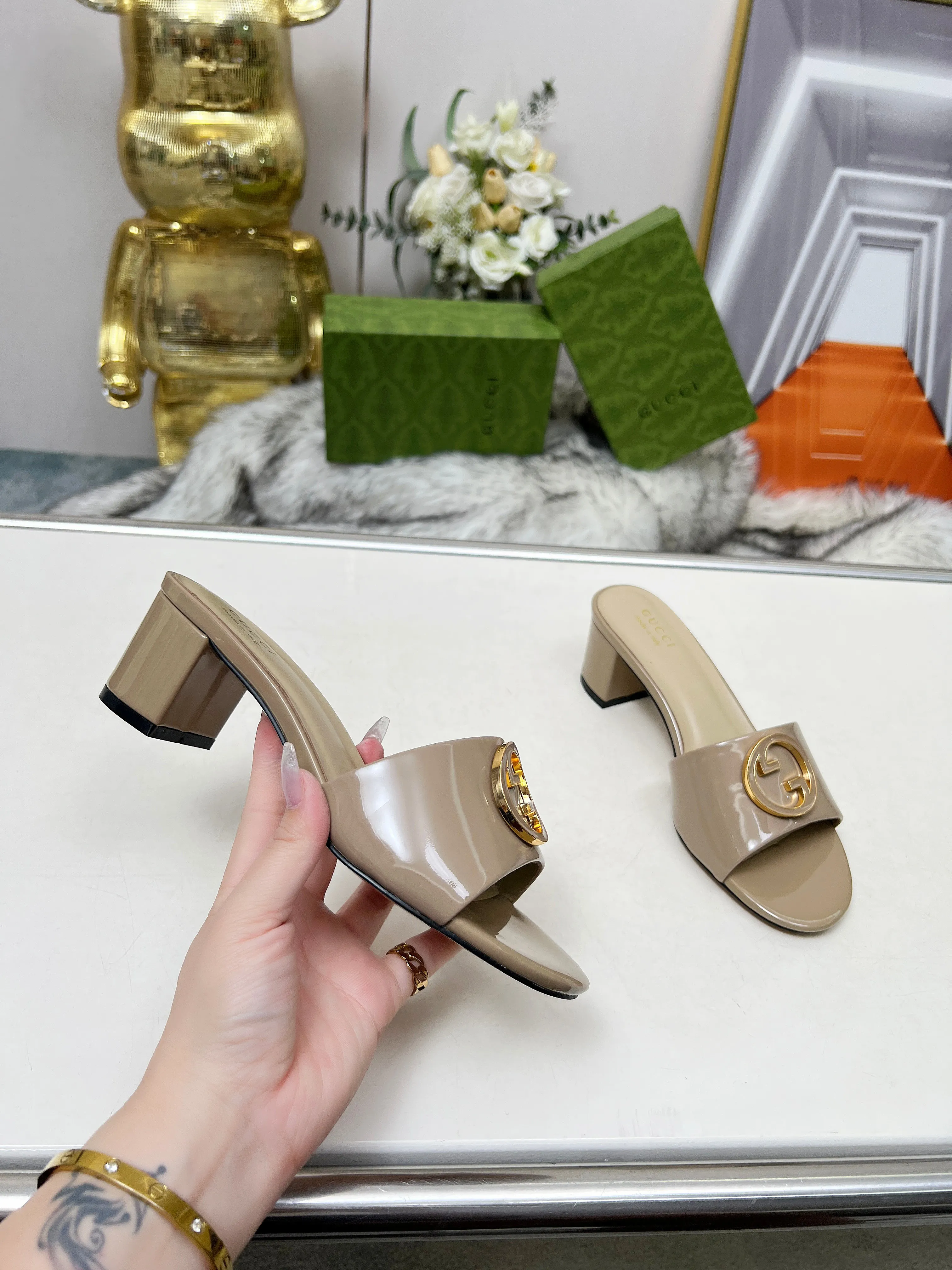 👟👟Ex-factory price 360👟👟 Genuine leather sole +40 Gucci 𝟐𝟎𝟐5 new spring and summer double G buckle round toe medium heel slippers, this G family series of slippers are so beautiful, high-end must buy~ The double G Logo is so beautiful on the feet, a classy style! The buttons have the GUCCI logo. Fabric: Cowhide Lining: Sheepskin lining Sheepskin pad Heel height: 5CM Sole: Italian genuine leather outsole Size: 35-44 [42 43 44 customized]
